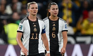 Deutschlands Alexandra Popp und Lena Oberdorf (r) auf dem Platz. - Sebastian Christoph Gollnow/dpa