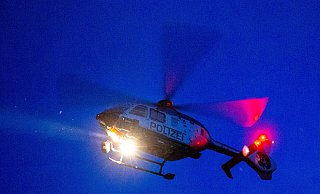 Ein Hubschrauber der Polizei sucht nach vermissten Personen. - picture alliance/dpa/dpa-Zentralbild