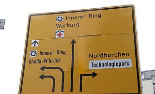Der bisherige Pfeil für die frühere zweite Geradeausspur ist gelb überklebt. - Holger Kosbab