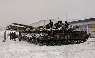 Ukrainische Soldaten untersuchen Panzer in einer Militäreinheit in der Nähe von Charkiw. - Foto: Andrew Marienko/AP/dpa