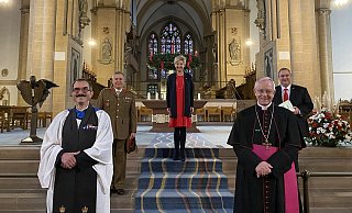 Über das Zeichen der Verbundenheit freuen sich Padre Richard Downes (v. l.), Colonel Tim Hill, Angie Reeh (Deutsch-Englischer Club Paderborn), Weihbischof Matthias König und Christian Nolden (Musikalische Konzeption). - Jürgen Behlke