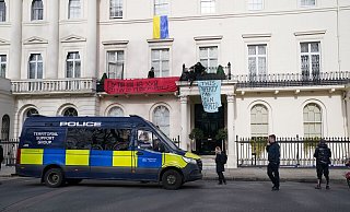 Aktivisten in London besetzen die Villa des russischen Oligarchen Deripaska. - Foto: Jonathan Brady/PA Wire/dpa