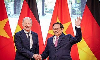 Bundeskanzler Olaf Scholz wird von Vietnams Premierminister Pham Minh Chinh (r) empfangen. - Kay Nietfeld/dpa