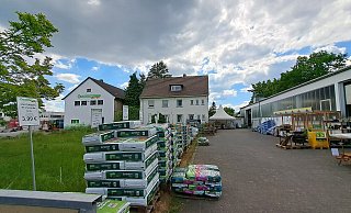 Wähend der Bauphase weicht der Raiffeisenmarkt mit seinem Sortiment in die Halle auf einem Nachgargrundstück aus. - Marion Pokorra
