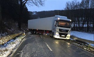 Bei Gehrden kam ein Lkw-Gespann ins Rutschen und musste abgeschleppt werden. - Polizei Höxter