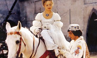 Der Prinz (Pavel Travnicek) passt Aschenbrödel (Libuse Safrankova) im Film "Drei Haselnüsse für Aschenbrödel" den verlorenen Schuh an. - picture alliance / dpa