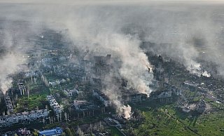 Rauch steigt aus beschossenen Gebäuden in Bachmut in der Region Donezk auf. - Libkos/AP/dpa
