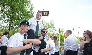 Er lebe hoch: Horst Fahrmeyer hatte im vergangenen Mai den Holzadler erlegt. Die Rahdener Gilde feierte Fahrmeyer in ihrem 175. Jahr als Jubiläumskönig. - Joern Spreen-Ledebur