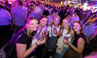 Diese Freundinnen-Gruppe aus Stukenbrock feiert am ersten Libori-Abend vor Hemingways am Kamp. - Niklas Tüns