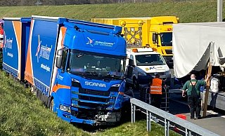 Der Laster kam nach rund 80 Metern Weiterfahrt zwischen Böschung und Schutzplanken zum Stehen. - Christian Mathiesen