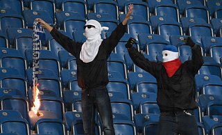Die Fans von Hansa Rostock haben keinen guten Ruf. Hier verbrennen vermummte Hansa-Anhänger im Stadion einen Hertha-Schal. - picture alliance / Axel Heimken/dpa