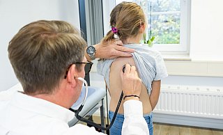 Für ältere Menschen oder Kinder potenziell lebensgefährlich: Einem Verdacht auf eine Lungenentzündung sollte man schnellstmöglich nachgehen. - Benjamin Nolte/dpa-tmn