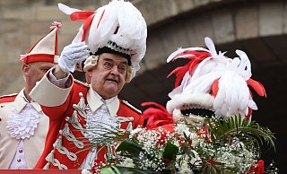 Herbert Reul (CDU), Innenminister von Nordrhein-Westfalen, steht auf dem Wagen der Rote Funken (Kölsche Funke rut-wieß v. 1823). - Federico Gambarini/dpa