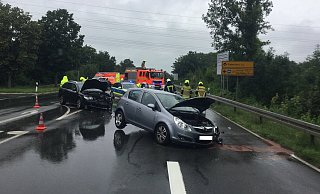 Ein Autofahrer wurde mit Verdacht einer Hals-Wirbelsäulen-Verletzung und eines Schädelhirntraumas ins Krankenhaus gebracht. Zwei weitere wurden leicht verletzt. - Feuerwehr Paderborn
