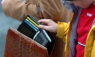 Zuletzt sind in mehreren Supermärkten Senioren Opfer von Taschendieben geworden. Die Polizei in Herford prüft mögliche Tatzusammenhänge. - picture-alliance/ dpa