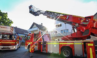 In der engen Weststraße brachte die Einsatzkräfte zwei Drehleitern in Position. Im Dachgeschoss hatte es gebrannt. - Sarah Jonek
