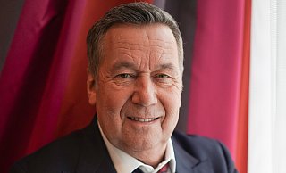 Roland Kaiser kommt jetzt mit seinem Film "50 Jahre Roland Kaiser - Ein Leben für die Musik" in die Kinos. Seinen Gütersloher Fans machte der Schlagerstar eine besondere Überraschung. - dpa