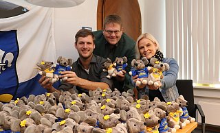 Plüschtiere als Werbeträger: Marcel Hahne (v.l.), Kai Abruszat und Kirsten Halwe stellten im Rathaus die neuen Maskottchen „Stemmi“ und „Wedi“ vor. Erhältlich sind sie auch auf dem Leverner Markt. - Sonja Rohlfing