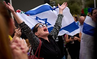 Nach der Bekanntgabe, dass sich Israel und die Hamas auf die erste Phase eines Friedensplans zur Beendigung der Kämpfe geeinigt haben, reagieren die Menschen auf einem Platz, der als Geiselplatz bekannt ist. - Emilio Morenatti/AP/dpa