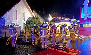 Durch ihren schnellen Löscherfolg haben die Einsatzkräfte der Feuerwehr Delbrück ein Übergreifen der Flammen von der Garage auf das Wohnhaus verhindert. - Ralph Meyer