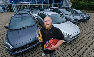 Autohaus-Disponent Ron Strüwe wartet derzeit auf die Zulassung von insgesamt 23 Fahrzeugen. - Andreas Zobe/NW