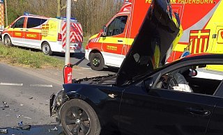 Auf dem Heinz-Nixdorf-Ring stießen zwei Fahrzeuge frontal zusammen, nachdem eine 71-Jährige die Vorfahrt missachtet hatte. - Feuerwehr Paderborn