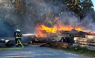 In Flammen stand das Holzlager einer Zimmerei, etwas außerhalb von Beller gelegen, am Montagabend. - FFW Brakel