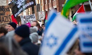 Die Demos gegen rechts wie hier in Hamburg könnten einen Einfluss auf die AfD-Niederlage bei einer Landratswahl in Thüringen gehabt haben. - Jonas Walzberg/dpa