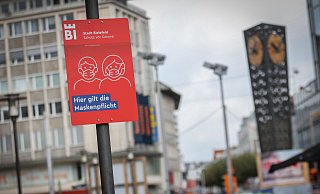 Die Schilder, die auf die Maskenpflicht hinweisen, werden nun wieder aufgehängt. - Sarah Jonek