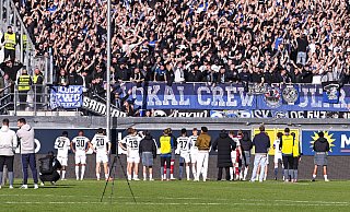 Nach dem Spiel gegen Paderborn wurden die Arminen dennoch vom Anhang gefeiert. - Teresa Kröger