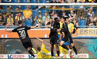 Paderborns Raphael Obermair (r.) erzielt sein Tor zum 0:2. Mitspieler Muslija jubelt. - dpa