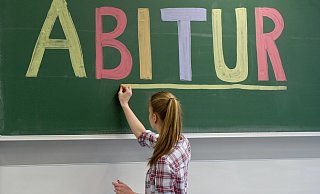 Mehrere Hundert Schülerinnen und Schüler haben in der Werrestadt in diesem Schuljahr ihr letztes Zeugnis entgegengenommen. - Tobias Kleinschmidt/dpa