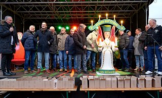 Der Lichterengel aus dem Erzgebirge wird auf der Bühne feierlich enthüllt. - Ralph Meyer