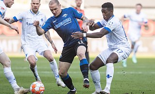 Paderborns Sven Michel (l.) und Darmstadts Frank Ronstadt am Ball. - picture alliance/dpa