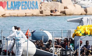 Gerettete Migranten im Hafen der italienischen Insel Lampedusa. Die Ankunft Tausender Bootsmigranten in kurzer Zeit hat die Insel an ihre Grenzen gebracht. - Cecilia Fabiano/LaPresse/AP/dpa