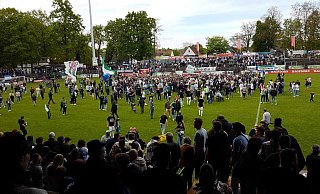 Der Heidewald tobt. Der FC Gütersloh hat den Aufstieg im eigenen Stadion perfekt gemacht. - Gregor Winkler
