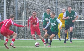 Der TuS um Mitja Schierbaum (v. l.), René Schäfer, Torwart Joschka Leier und Morten Struwe fand kein Mittel. - Andreas Zobe