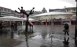 Der Alte Markt war in anderen Sommern von der Außengastronomie belebt. Jetzt könnte es bald wieder losgehen, doch das Wetter spielt nicht mit. - (Archivbild): Frank-Michael Kiel-Steinkamp