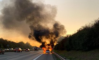 Der Kia auf der Autobahn 2 stand innerhalb kürzester Zeit voll in Flammen. - Polizei