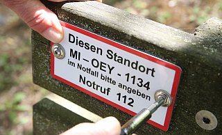 Sitzt fest: Ein Schild mit den GPS-Rettungspunkten am Eingang zum Siekertal an der Schützenbrücke. - Elke Niedringhaus-Haasper