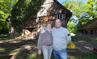 Pia Hauertmann-Tassikas und ihre Ehemann Dimitrios Tassikas wollen die historische Hofstelle zu neuem Leben erwecken. Doch es gibt Probleme mit der Baugenehmigung. - Jens Dünhölter