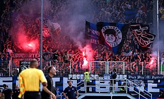 Fans des SC Paderborn zündeten am 8. August beim Gastspiel in Münster insgesamt zwölf Bengalos. Dafür gibt es nun die Rechnung vom DFB. - Picture Alliance
