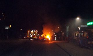 Ein Opel stand am frühen Samstagabend auf der Hauptstraße in Hausberge in Flammen. - Polizei Minden-Lübbecke.