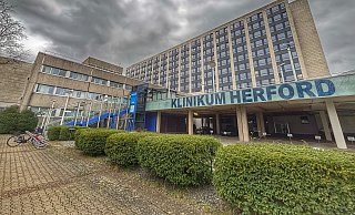 Dunkle Wolken über den Kreiskliniken Herford-Bünde: Die geschasste Pflegedirektorin klagt gegen das kommunale Krankenhaus auf Weiterbeschäftigung. - Katharina Eisele