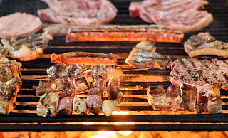 Der neue Pächter des Lokals im Kreis Gütersloh kündigt vor allem viele Fleischgerichte frisch vom Grill an - aber auch Schafskäse, Salate und Gemüsevariationen soll es geben. - Symbolfoto/picture alliance