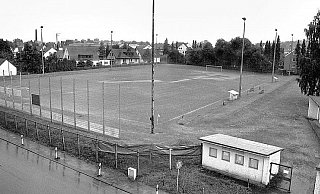 Der Sportplatz an der Herforder Hochstraße. In dem flachen Gebäude rechts neben dem Eingang befanden sich die Umkleidekabinen für Mannschaften und Schiedsrichter. - Archivfoto Heino Ueckermann