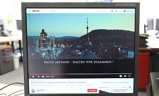 Über den Dächern von Höxter spielt Feuerwehrfrau und Trompeterin Michelle Warschun die "Ode an die Freude". - Simone Flörke
