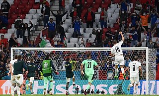 Die Italiener feiern nach dem Halbfinaleinzug mit ihren Fans. - Foto: Federico Gambarini/dpa