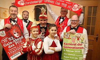 Närrisch unterwegs sind der Fürstenberger Vorsitzende Heinrich Henneke (v. l.), Kassierer Nico Henneke, Prinz Jörn I., Präsident Uwe Feddermann, Schriftführer Heinz Josef Hefer und vorne das Kinderprinzenpaar Paul I. Günther und Julia Byalkovskiy. - Johannes Büttner