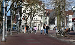Nur wenige Menschen laufen am Mittwoch durch die Gütersloher Innenstadt - viel zu sehen oder zu machen gibt es nicht mehr. - Patrick Menzel